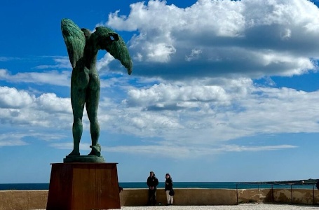 https://www.ragusanews.com/immagini_articoli/07-03-2024/una-scultura-di-mitoraj-davanti-al-castello-maniace-a-siracusa-300.jpg