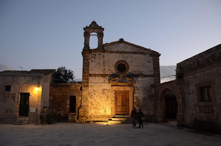 https://www.ragusanews.com/immagini_articoli/07-03-2025/riapre-dopo-80-anni-la-chiesa-di-marzamemi-500.jpg