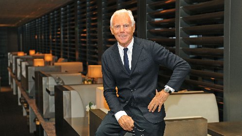 https://www.ragusanews.com/immagini_articoli/07-04-2021/giorgio-armani-5-capi-che-ogni-donna-dovrebbe-avere-nell-armadio-280.jpg