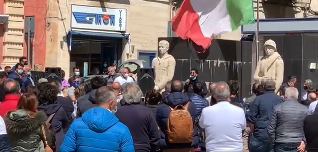 https://www.ragusanews.com/immagini_articoli/07-04-2021/ragusa-i-ristoratori-riempiono-piazza-delle-poste-video-500.jpg