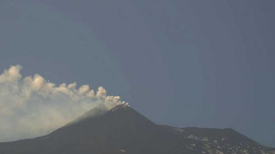 https://www.ragusanews.com/immagini_articoli/07-04-2024/l-etna-si-risveglia-emissione-di-cenere-dal-cratere-bocca-nuova-500.jpg