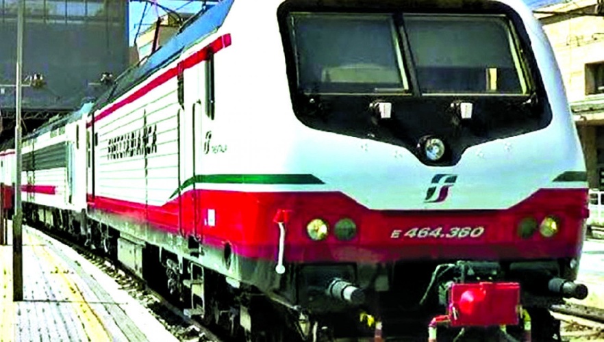 https://www.ragusanews.com/immagini_articoli/07-06-2022/il-nuovo-frecciabianca-palermo-catania-e-gia-al-capolinea-500.jpg