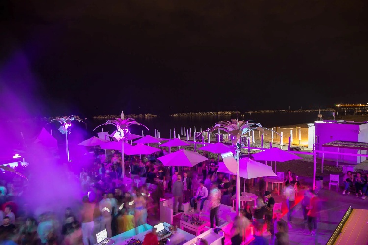 https://www.ragusanews.com/immagini_articoli/07-08-2024/scoglitti-discoteca-abusiva-indagato-titolare-chalet-500.jpg