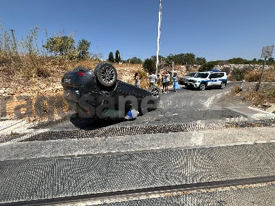 https://www.ragusanews.com/immagini_articoli/07-09-2024/cappotta-un-auto-al-passaggio-a-livello-del-trippatore-a-sampieri-300.jpg