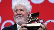 https://www.ragusanews.com/immagini_articoli/07-09-2024/venezia-leone-d-oro-a-pedro-almodovar-miglior-attrice-nicole-kidman-100.jpg