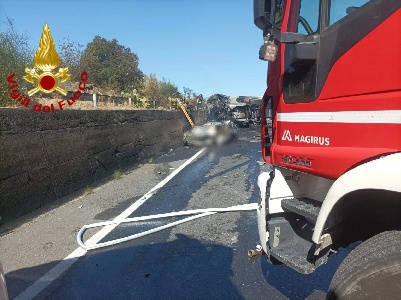 https://www.ragusanews.com/immagini_articoli/07-10-2024/1728308472-scontro-auto-tir-due-morti-a-paterno-foto-video-1-300.jpg