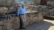 https://www.ragusanews.com/immagini_articoli/07-10-2024/martin-scorsese-gira-documentario-in-sicilia-eccolo-a-taormina-100.jpg