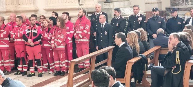 https://www.ragusanews.com/immagini_articoli/07-12-2024/1733567428-i-funerali-di-enzo-trantino-in-cattedrale-a-catania-1-300.jpg