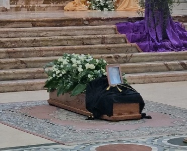 https://www.ragusanews.com/immagini_articoli/07-12-2024/1733567491-i-funerali-di-enzo-trantino-in-cattedrale-a-catania-2-300.jpg