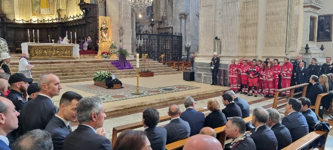 https://www.ragusanews.com/immagini_articoli/07-12-2024/1733567530-i-funerali-di-enzo-trantino-in-cattedrale-a-catania-3-300.jpg