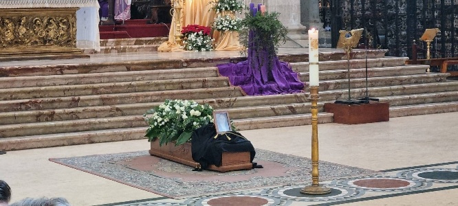 https://www.ragusanews.com/immagini_articoli/07-12-2024/i-funerali-di-enzo-trantino-in-cattedrale-a-catania-300.jpg