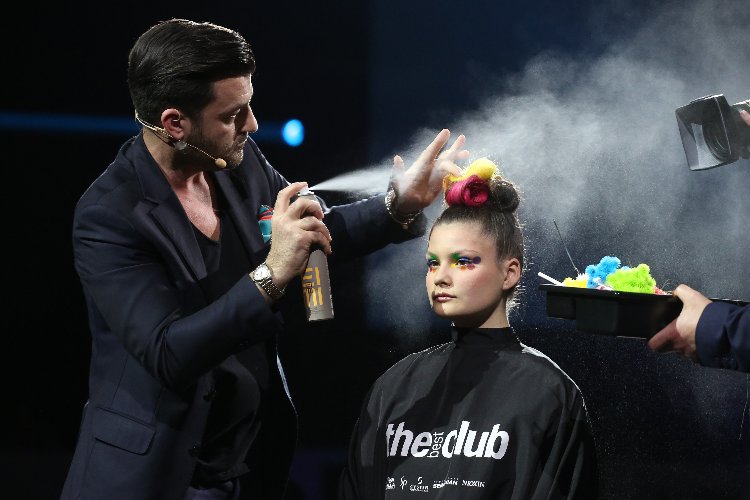 https://www.ragusanews.com/immagini_articoli/08-02-2018/toni-pellegrino-protagonisti-wella-collection-show-torino-500.jpg