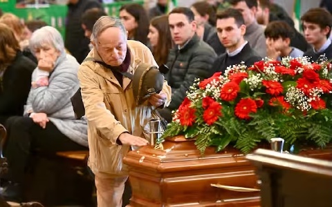 https://www.ragusanews.com/immagini_articoli/08-03-2025/i-funerali-di-bruno-pizzul-300.jpg