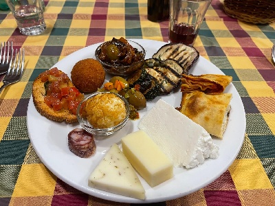 https://www.ragusanews.com/immagini_articoli/08-04-2023/modica-ha-riaperto-l-osteria-in-crisi-per-il-caro-bollette-300.jpg