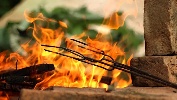 https://www.ragusanews.com/immagini_articoli/08-04-2024/bimba-di-3-anni-investita-dal-ritorno-di-fiamma-di-un-barbecue-e-grave-100.jpg