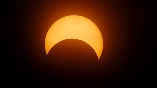 https://www.ragusanews.com/immagini_articoli/08-04-2024/e-il-giorno-dell-eclissi-solare-300.jpg