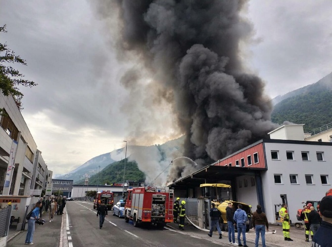 https://www.ragusanews.com/immagini_articoli/08-05-2024/incendio-allo-stabilimento-che-produce-colonnericarica-per-auto-elettriche-500.jpg