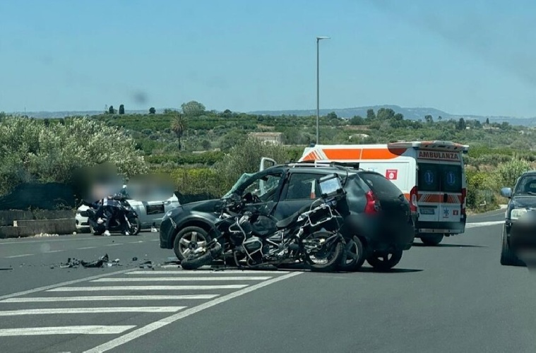 https://www.ragusanews.com/immagini_articoli/08-06-2024/siracusa-incidente-agli-svincoli-grave-un-motociclista-500.jpg