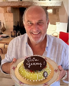 https://www.ragusanews.com/immagini_articoli/08-08-2024/gerry-scotti-compie-68-anni-festa-a-scicli-con-cassata-siciliana-e-canditi-300.jpg