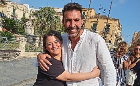 https://www.ragusanews.com/immagini_articoli/08-10-2023/passeggiata-a-noto-per-gigi-buffon-300.jpg