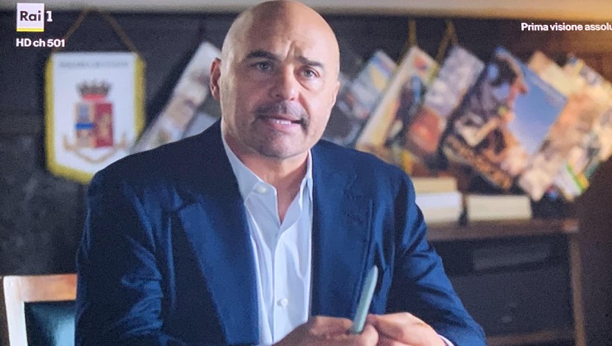 https://www.ragusanews.com/immagini_articoli/09-03-2020/commissario-montalbano-la-prima-volta-di-luca-zingaretti-regia-500.jpg