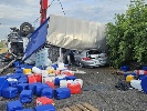 https://www.ragusanews.com/immagini_articoli/09-05-2024/camion-con-fusti-di-acido-travolge-un-auto-un-morto-e-sette-intossicati-100.jpg