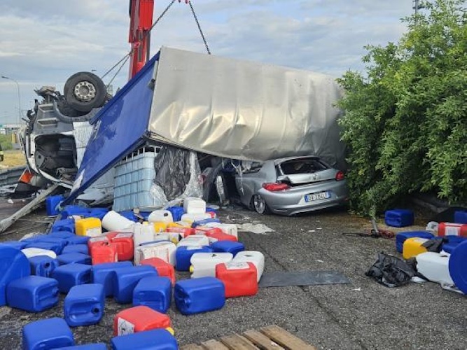 https://www.ragusanews.com/immagini_articoli/09-05-2024/camion-con-fusti-di-acido-travolge-un-auto-un-morto-e-sette-intossicati-500.jpg