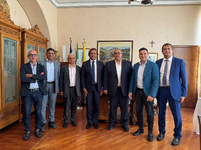 https://www.ragusanews.com/immagini_articoli/09-09-2024/delegazione-dell-oman-ricevuta-al-libero-consorzio-di-ragusa-500.jpg