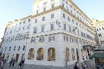 https://www.ragusanews.com/immagini_articoli/09-11-2024/maxi-furto-nella-boutique-di-valentino-in-piazza-di-spagna-a-roma-100.jpg