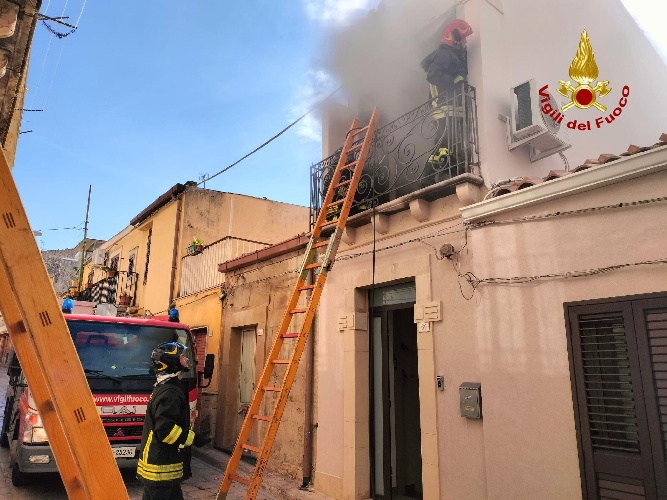 https://www.ragusanews.com/immagini_articoli/09-11-2024/va-a-fuoco-una-casa-a-chiaramonte-gulfi-500.jpg