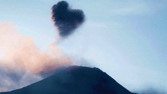 https://www.ragusanews.com/immagini_articoli/10-01-2024/dopo-la-nuvola-contessa-l-etna-manda-un-cuore-a-catania-300.jpg