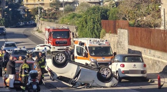 https://www.ragusanews.com/immagini_articoli/10-01-2025/catania-scontro-fra-due-auto-una-si-ribalta-foto-300.jpg