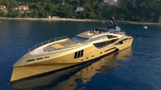 https://www.ragusanews.com/immagini_articoli/10-08-2022/lo-yacht-d-oro-khalilah-avvistato-alle-eolie-300.jpg