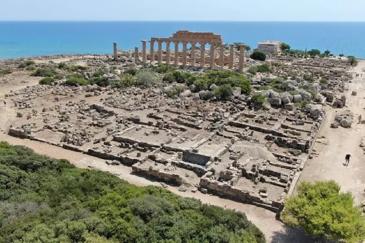 https://www.ragusanews.com/immagini_articoli/10-08-2024/archeologia-nel-parco-di-selinunte-scoperto-un-piccolo-tempio-500.jpg