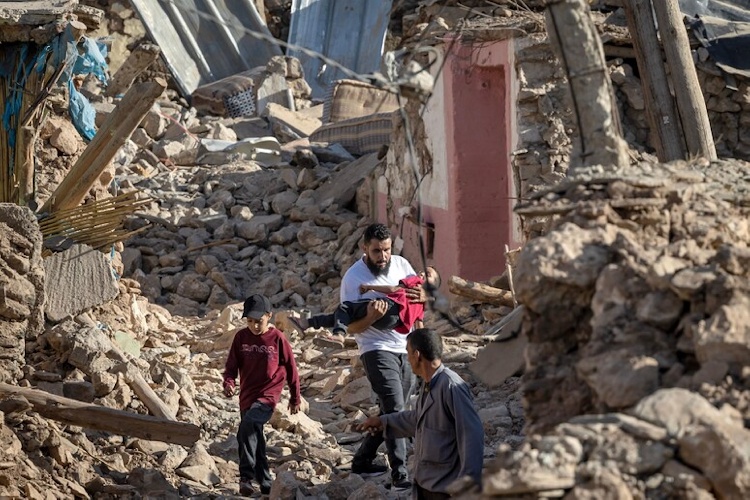 https://www.ragusanews.com/immagini_articoli/10-09-2023/terremoto-in-marocco-si-scava-tra-le-macerie-oltre-2mila-morti-e-2mila-fe-500.jpg