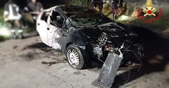 https://www.ragusanews.com/immagini_articoli/10-10-2024/incidente-mortale-all-autodromo-24enne-carbonizzato-dentro-la-sua-auto-300.jpg