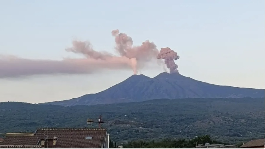 https://www.ragusanews.com/immagini_articoli/10-11-2024/etna-in-fermento-eruzione-e-cenere-500.jpg