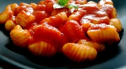 https://www.ragusanews.com/immagini_articoli/10-12-2024/bimba-celiaca-morta-a-9-anni-dopo-aver-mangiato-gli-gnocchi-martina-uccisa-da-un-allergia-100.jpg