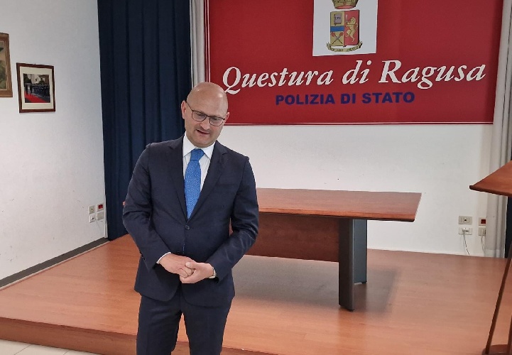 https://www.ragusanews.com/immagini_articoli/10-12-2024/questore-trombadore-lascia-ragusa-promosso-a-roma-500.jpg