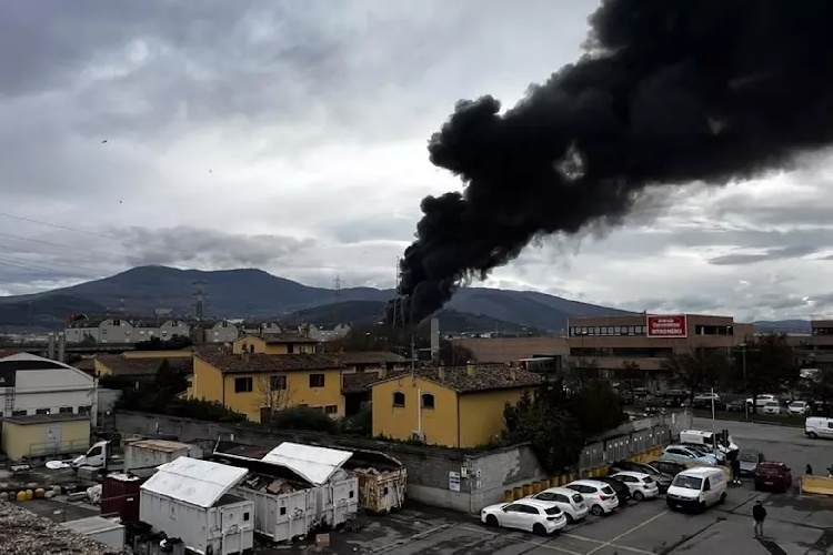 https://www.ragusanews.com/immagini_articoli/10-12-2024/ritrovati-i-corpi-di-due-dei-tre-dispersi-nell-esplosione-di-calenzano-4-vittime-finora-500.jpg