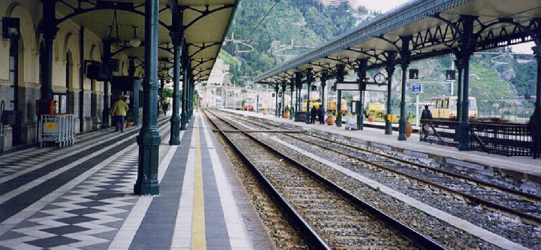 https://www.ragusanews.com/immagini_articoli/11-01-2021/treni-catania-taormina-minuti-elaquo;si-realizza-sogno-secoloeraquo;-500.jpg