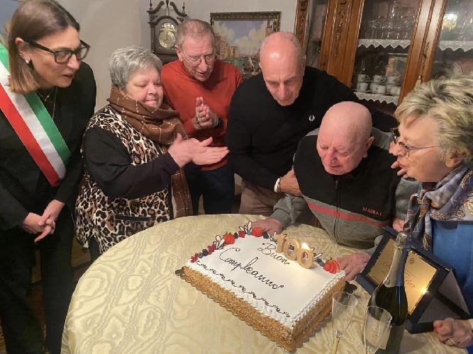 https://www.ragusanews.com/immagini_articoli/11-01-2024/il-signor-nino-noto-ha-compiuto-100-anni-500.jpg