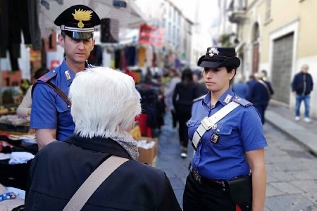 https://www.ragusanews.com/immagini_articoli/11-01-2025/truffa-del-falso-carabiniere-per-un-anziana-che-consegna-50mila-euro-in-oro-due-arresti-300.jpg