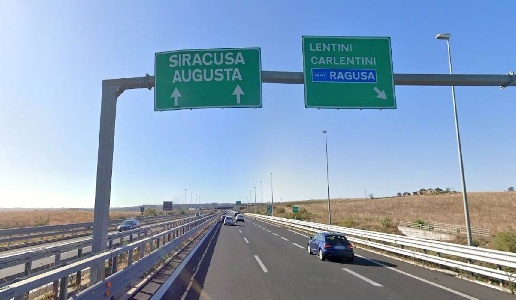 https://www.ragusanews.com/immagini_articoli/11-02-2025/chiuso-per-lavori-un-tratto-della-catania-siracusa-300.jpg