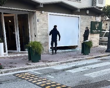 https://www.ragusanews.com/immagini_articoli/11-02-2025/con-auto-sfondano-vetrina-gioielleria-a-comiso-arrestati-dopo-inseguimento-a-pozzallo-300.jpg