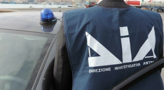 https://www.ragusanews.com/immagini_articoli/11-02-2025/maxi-blitz-antimafia-a-palermo-centinaia-di-arresti-300.jpg