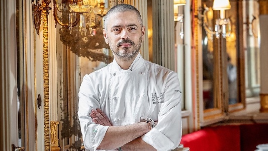 https://www.ragusanews.com/immagini_articoli/11-02-2025/stella-michelin-baronetto-lascia-il-ristorante-stellato-e-annuncia-apro-una-bottega-300.jpg