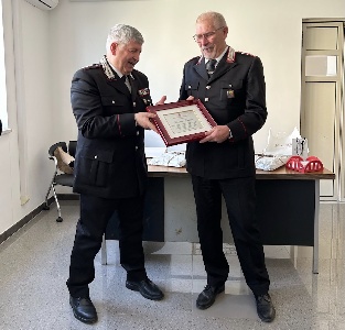 https://www.ragusanews.com/immagini_articoli/11-03-2025/carabinieri-in-pensione-il-luogotenente-cascino-300.jpg