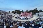 https://www.ragusanews.com/immagini_articoli/11-05-2024/in-4000-al-teatro-greco-di-siracusa-per-la-prima-di-aiace-100.jpg