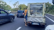 https://www.ragusanews.com/immagini_articoli/11-06-2024/traffico-sull-autostrada-il-carretto-passa-e-quell-uomo-grida-gelati-100.jpg